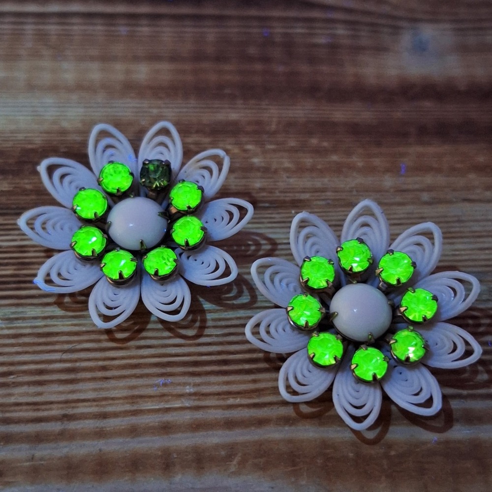 Vtg West Germany Uranium Green Stone‎ White Soft Plastic Flower Clip Earrings UG